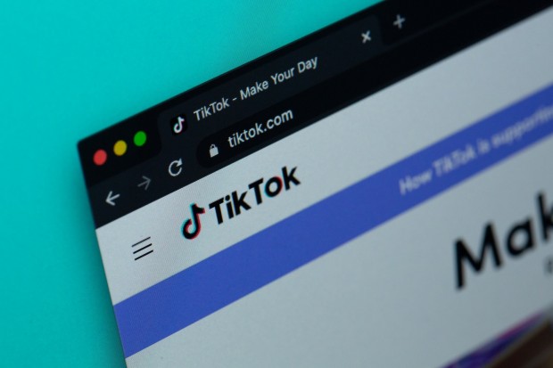 10 Best BookTok Accounts to Follow: Dive into TikTok’s Literary Community