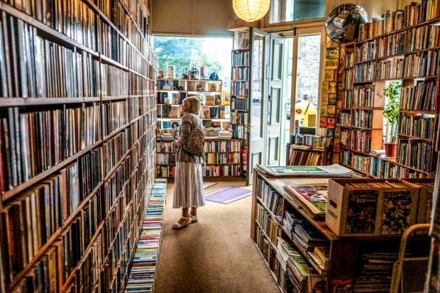 Explore Romance-Inspired Independent Bookstores Across the U.S.: Uncover Their Unique Stories