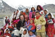 Greg Mortenson poses with schoolchildren